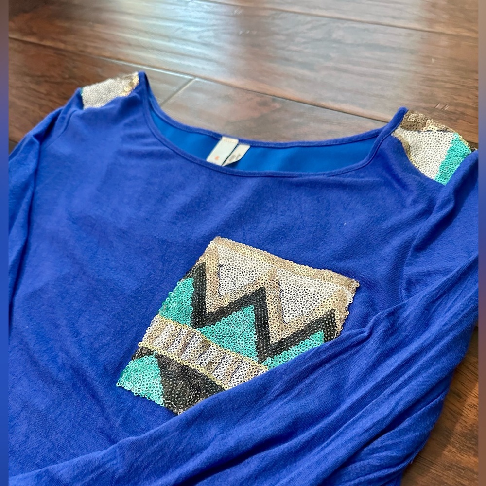 Love Zoe sequin shoulder & pocket blue knit top size small - Women’s